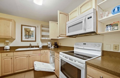 Kihei Condo | 2BR Apt near Kam 1 Beach, Pool, Hot Tub, Gym