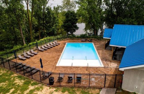 Grandville Apartment | 2BR Balcony Suite with Parking at The Grand Castle