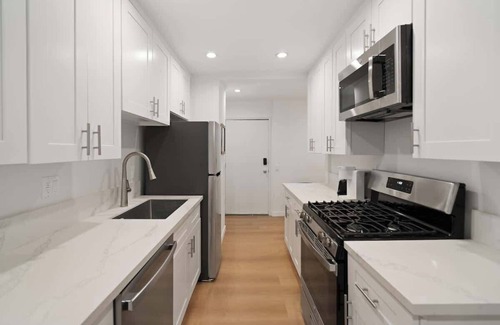 Van Nuys Apartment | 2BR + Bonus Room w/Pool Access Near Universal's