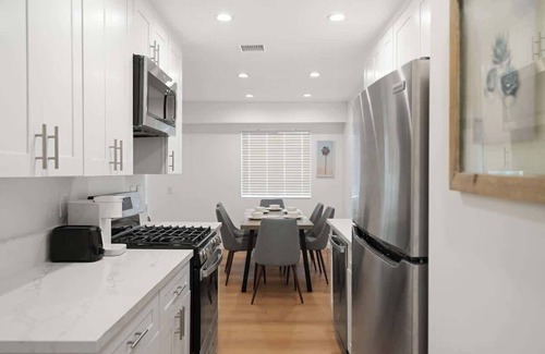 Van Nuys Apartment | 2BR + Bonus Room w/Pool Access Near Universal's