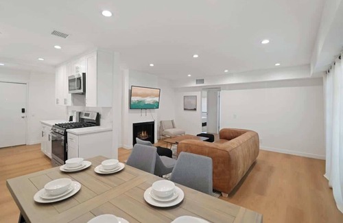 Van Nuys Apartment | 2BR + Bonus Room w/Pool Access Near Universal's