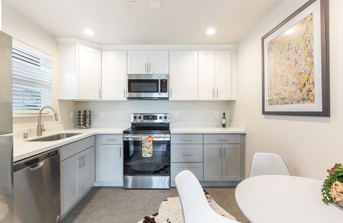 North Queen Anne Apartment | 2BR Chic Colorful Queen Anne Apt - 4m to DT Seattle, Free Parking - NEW