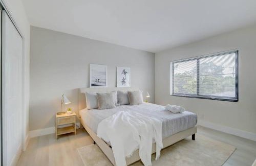Imperial Point Apartment | 2BR Coastal Getaway!