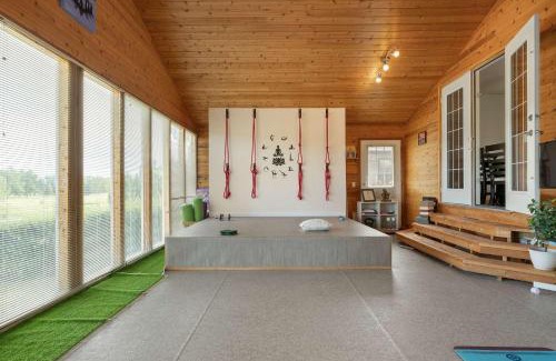 Northwest Calgary House | 2BR Cozy Suite w Fireplace! FREE Banff Pass, Parking, Netflix! Enjoy Yoga Classes or Plan Your Golf Trip!