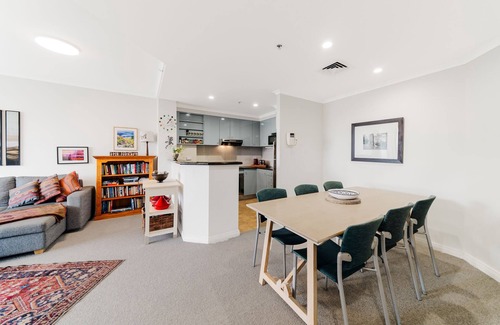 Darling Harbour Apartment | 2BR Darling Harbour Apartment with Rooftop Pool & Free Parking