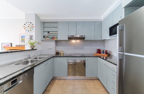 Darling Harbour Apartment | 2BR Darling Harbour Apartment with Rooftop Pool & Free Parking