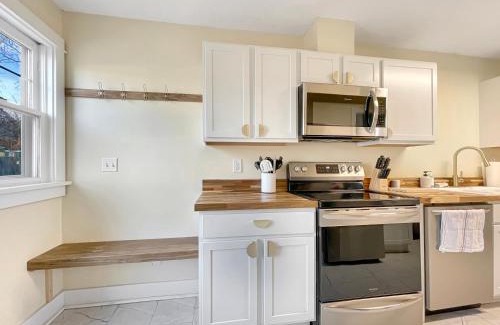 Des Moines House | 2br Family Charmer Duplex Near Drake