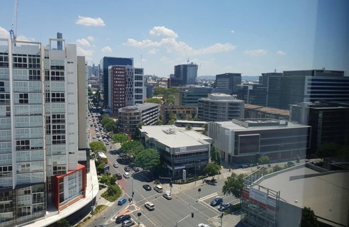 Newstead Apartment | 2BR Food&Drink Hub ?Pool?2 cars?Gym?Rooftop