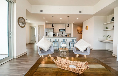 Third Ward Apartment | 2BR Fully Furnished Apartment Uptown - BOA Stadium by RedAwning