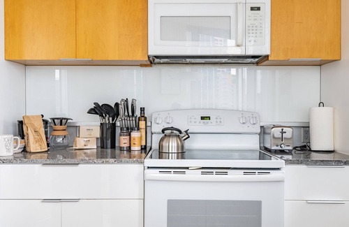 West Bellevue Apartment | 2BR | Gym, Rooftop, Pool | Bellevue | Sophari A