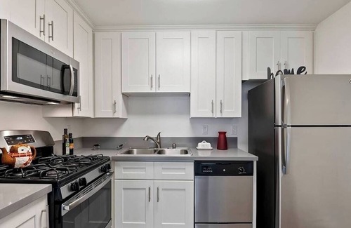 Hollywood Apartment | 2BR Hollywood Apt w/Rooftop Pool & Stunning Views