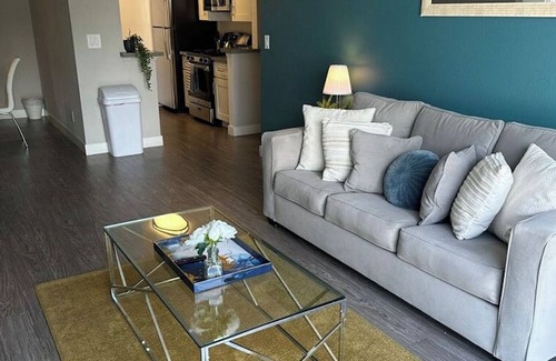 Hollywood Apartment | 2BR Hollywood Apt w/Rooftop Pool & Stunning Views
