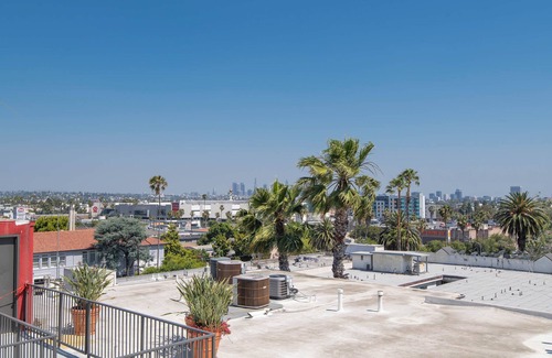 Hollywood Apartment | 2BR Hollywood Apt w/Rooftop Pool & Stunning Views