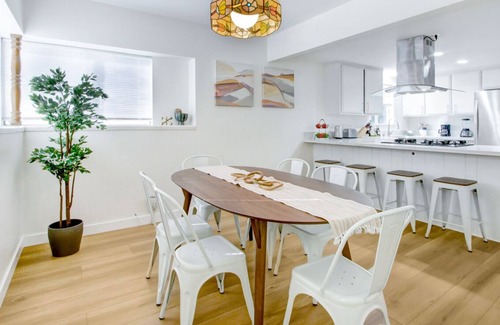 Azusa House | 2BR Home Near DTLA, Parks, & Disneyland #TravelSGV