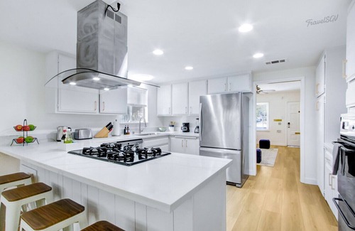 Azusa House | 2BR Home Near DTLA, Parks, & Disneyland #TravelSGV