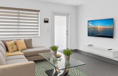 Davie House | 2br Lakeside Getaway - Peaceful Waterfront Stay