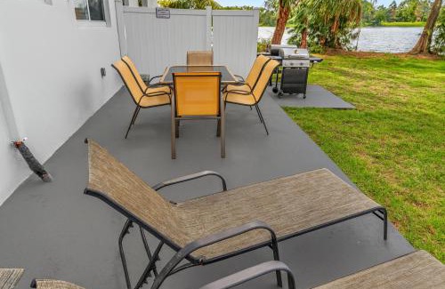 Davie House | 2br Lakeside Getaway - Peaceful Waterfront Stay