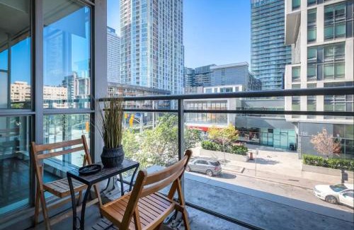 CityPlace Apartment | 2BR Luxury Apartment with 4 Beds near CN Tower- Free Parking