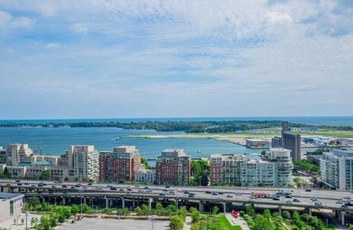 CityPlace Apartment | 2BR Luxury Apartment with 4 Beds near CN Tower- Free Parking