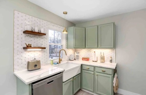 Berkley House | 2BR Near Beaumont and Downtown Berkley Sleeps 6