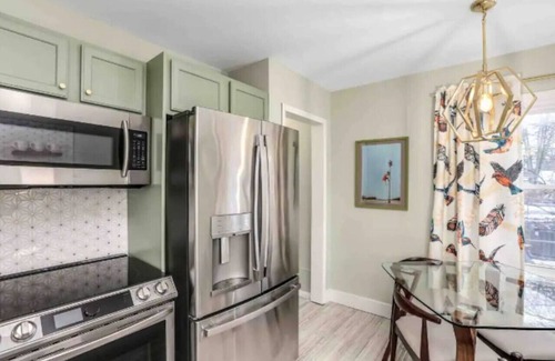 Berkley House | 2BR Near Beaumont and Downtown Berkley Sleeps 6