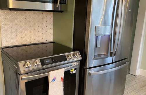 Berkley House | 2BR Near Beaumont and Downtown Berkley Sleeps 6