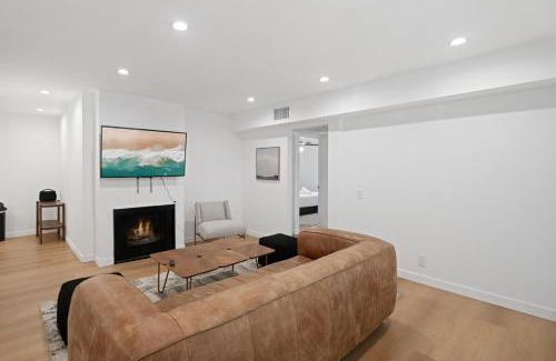Van Nuys Apartment | 2BR Plus Bonus Room with Pool Access Near Universal Studios
