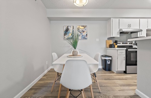 Mesa Apartment | 2BR/Pool/Gym/1 Mi To Banner Hospital