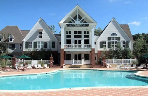 Lackey Cottage | 2BR Resort Cottage - Sleeps 6 - Close to Theme Parks & Attractions