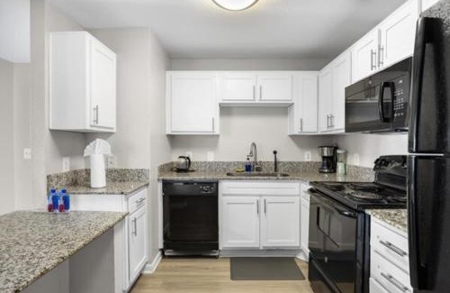 Pleasant Valley Apartment | 2BR Spacious Getaway Near Dwntown, Pool, UT Austin