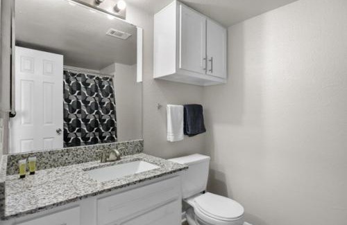 Pleasant Valley Apartment | 2BR Spacious Getaway Near Dwntown, Pool, UT Austin