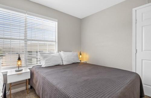 Pleasant Valley Apartment | 2BR Spacious Getaway Near Dwntown, Pool, UT Austin