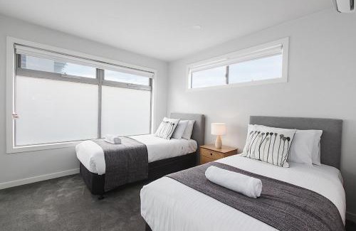 Moonee Ponds Apartment | 2BR Split Level with FREE Parking Near Puckle St