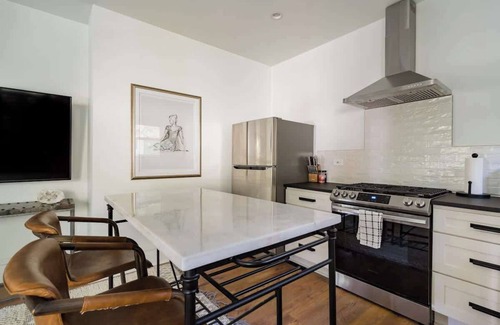 Uptown House | 2BR - Trendy NW 23rd - Walk to Cafes & Shops
