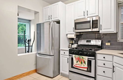 Lakeview Apartment | 2BR Wrigleyville Apt Free Parking, Office, Fire Pit & Outdoor Space