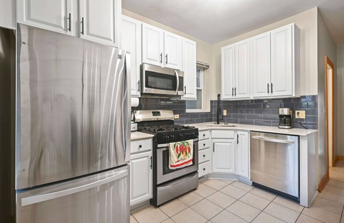 Lakeview Apartment | 2BR Wrigleyville Apt Free Parking, Office, Fire Pit & Outdoor Space