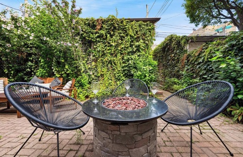 Lakeview Apartment | 2BR Wrigleyville Apt Free Parking, Office, Fire Pit & Outdoor Space