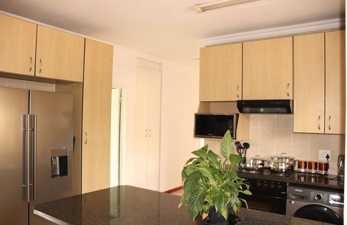 Bedfordview Apartment | 2km from Bedford center and 3 km from East Gate mall, and 12km from Maboneng.