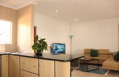Bedfordview Apartment | 2km from Bedford center and 3 km from East Gate mall, and 12km from Maboneng.
