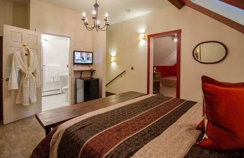 Shelburne Bed & Breakfast | 2nd Floor Romantic King Suite Jetted Tub B&B in Downtown Shelburne! WEB
