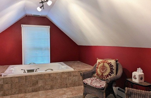 Shelburne Bed & Breakfast | 2nd Floor Romantic King Suite Jetted Tub B&B in Downtown Shelburne! WEB