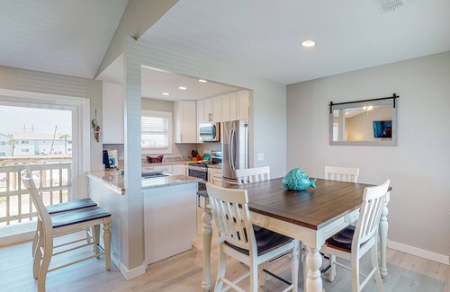 Port Aransas Condo | 2nd Floor, Shared Pool, Hot Tub, Near Marina, Golf Cart Access