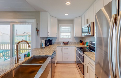 Port Aransas Condo | 2nd Floor, Shared Pool, Hot Tub, Near Marina, Golf Cart Access
