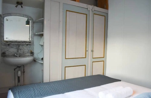 Helmersbuurt House | 2room suite in Helmersstraat