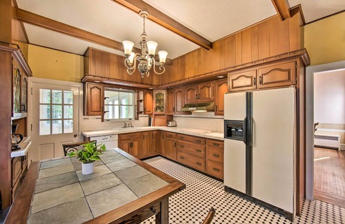 Sinking Spring House | 3-Acre Property: Charming Dutch Country Colonial