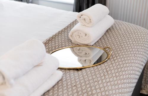 Morriston Apartment | 3 Baths - Off Road Parking - Garden - 4 Bed Home