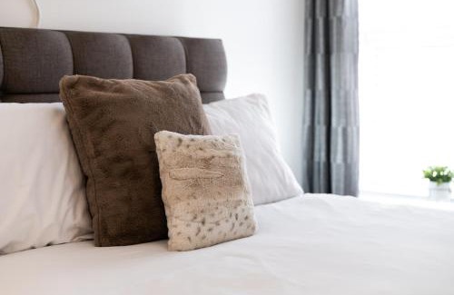 Morriston Apartment | 3 Baths - Off Road Parking - Garden - 4 Bed Home