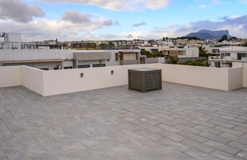 Cascavelle Apartment | 3 bd, 2 bth penthouse rooftop, 10 mns walk to beach