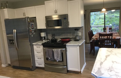 Departure Bay House | 3 bdm house with Swim Spa, walk to Departure Bay, Hike Linley Valley Park
