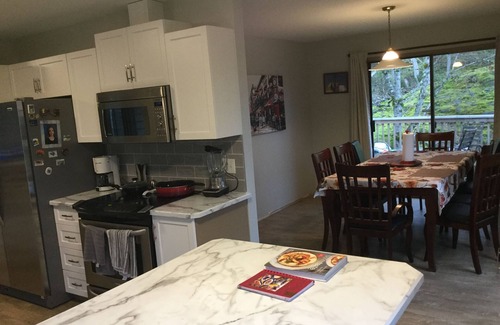 Departure Bay House | 3 bdm house with Swim Spa, walk to Departure Bay, Hike Linley Valley Park